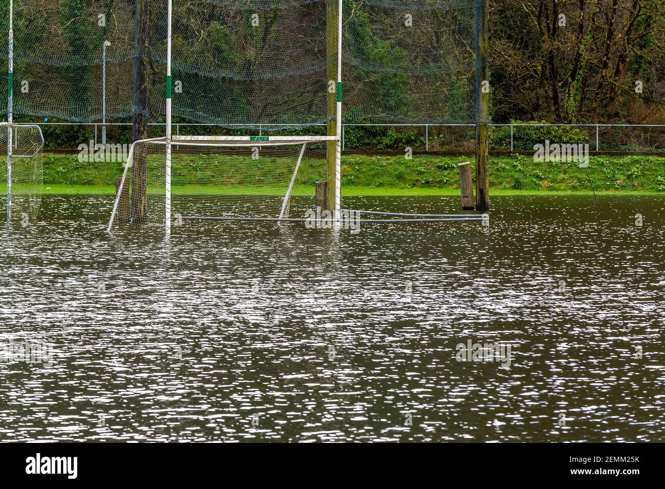 Innishannon, West Cork, Irlande. 25 février 2021. Le pitch de l'Innihsannon GAA était encore inondé aujourd'hui, deux jours après que 80 mm de pluie aient chuté en 24 heures. Le reste d'aujourd'hui sera un mélange de soleil et de douches. Crédit : AG News/Alay Live News Banque D'Images