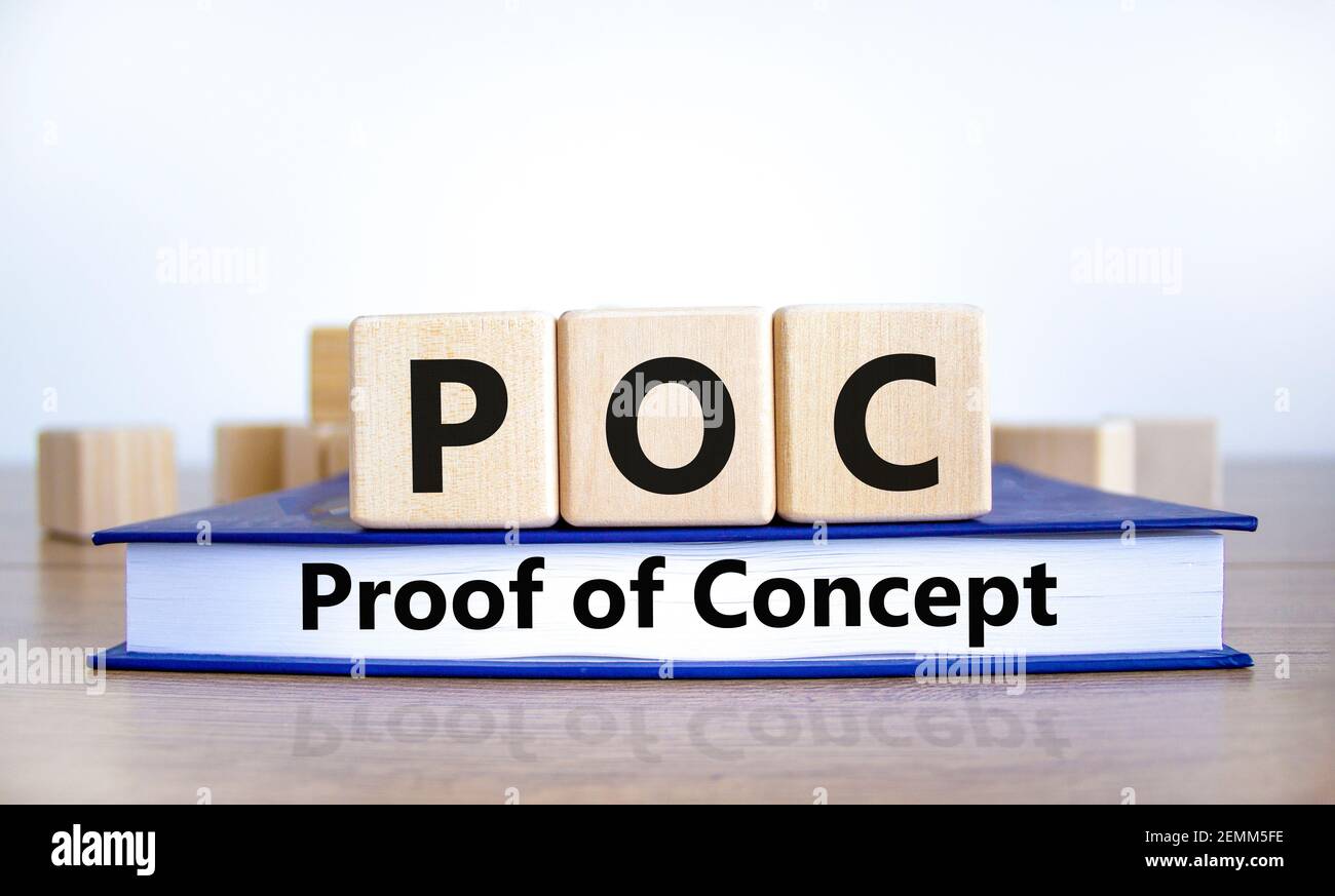 POC, symbole de preuve de concept. Cubes en bois sur livre avec mots POC, preuve de concept. Magnifique fond blanc. Business et POC, preuve de concept co Banque D'Images