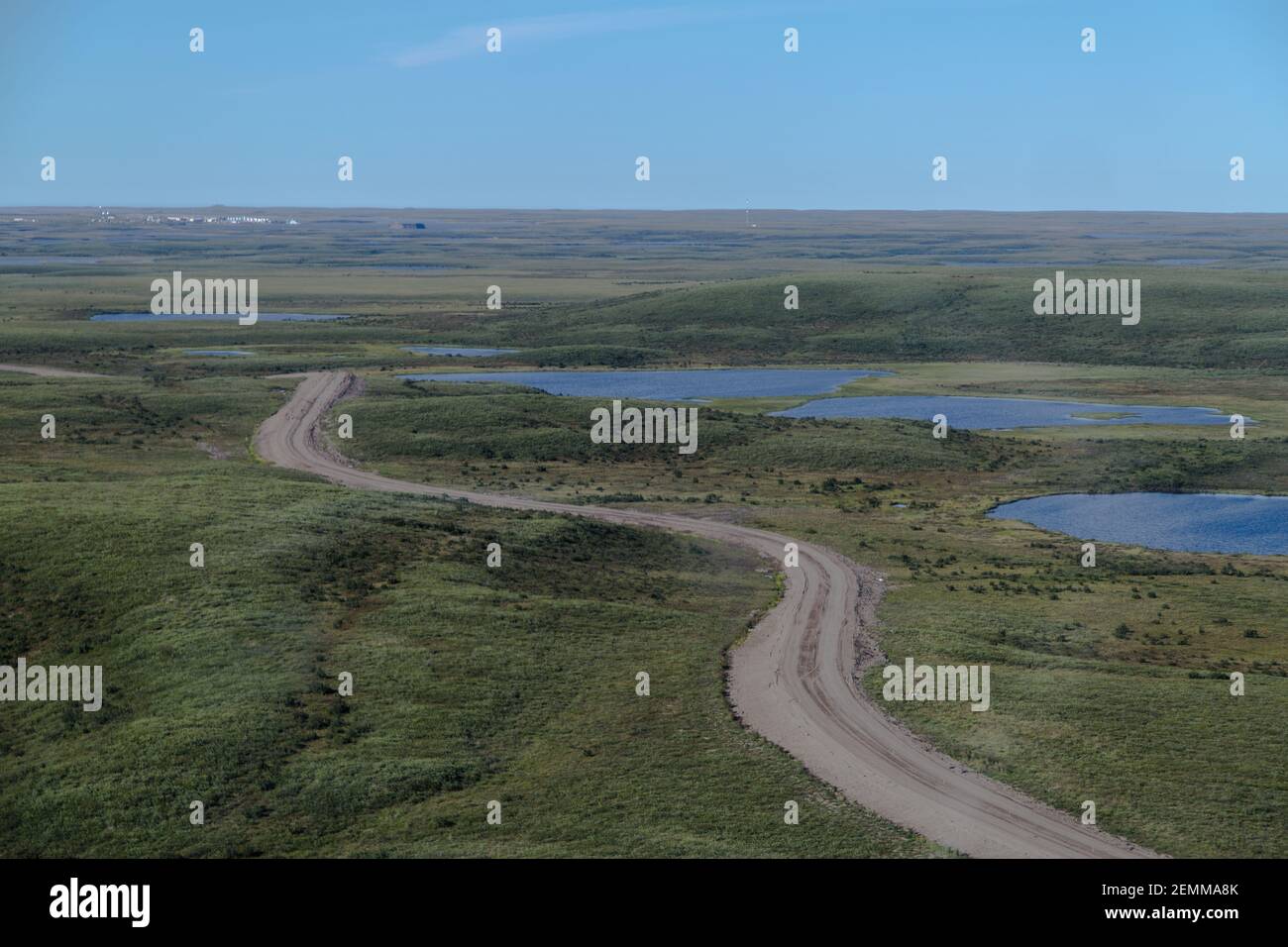 Vue aérienne d'été de la route d'Inuvik-Tuktoyaktuk (construite au-dessus du pergélisol), en gravier toutes saisons de 139 km, dans l'Arctique canadien. Banque D'Images
