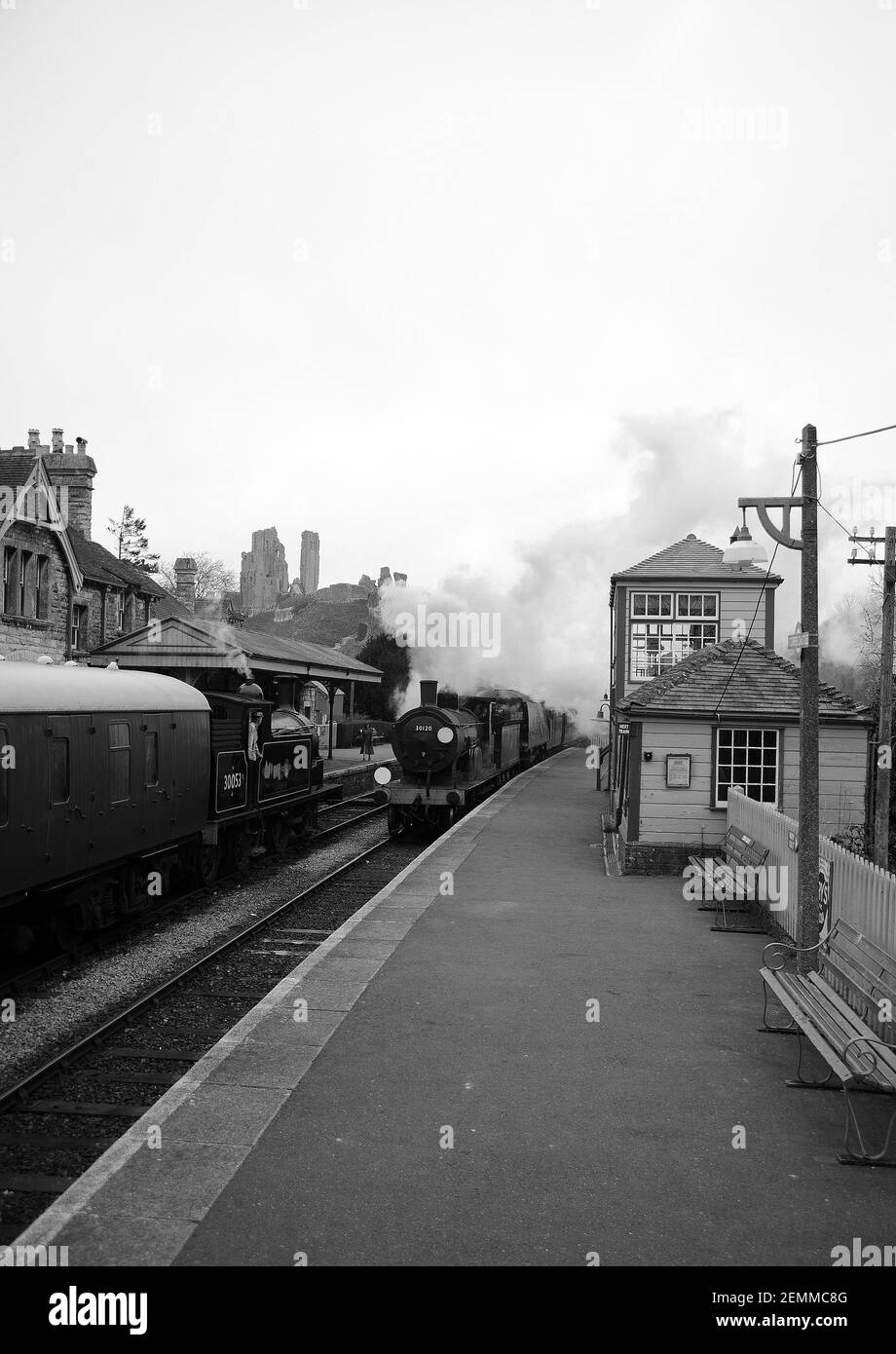 '30120' et 'Manston' passant '30053' à la gare du château de Corfe. Banque D'Images '30120' et 'Manston' passant '30053' à la gare du château de Corfe. Banque D'Images