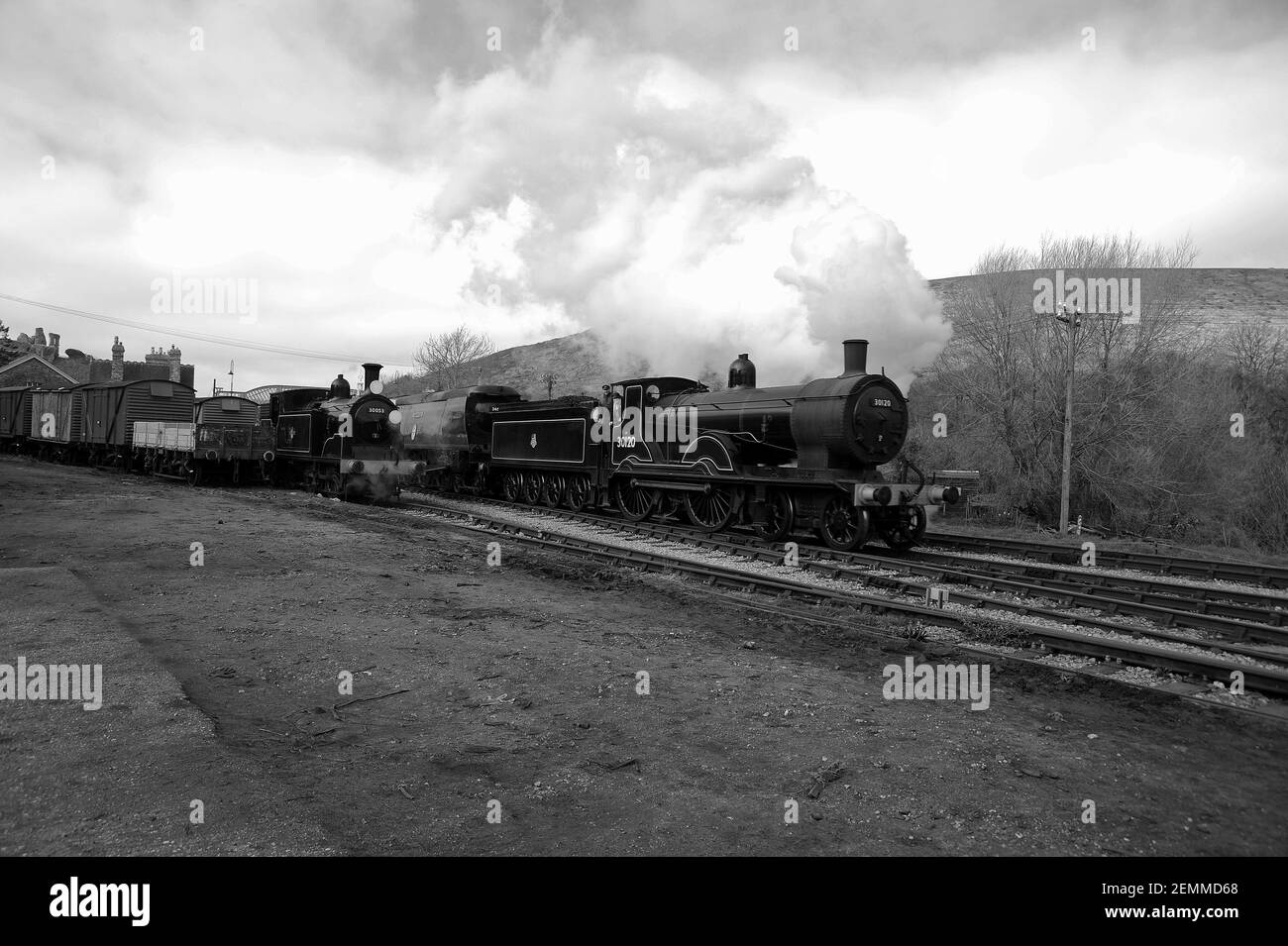 '30053' se trouve dans la cour des marchandises au château de Corfe, en tant que '30120' et 'Manston' double tête à travers la gare. Banque D'Images '30053' se trouve dans la cour des marchandises au château de Corfe, en tant que '30120' et 'Manston' double tête à travers la gare. Banque D'Images