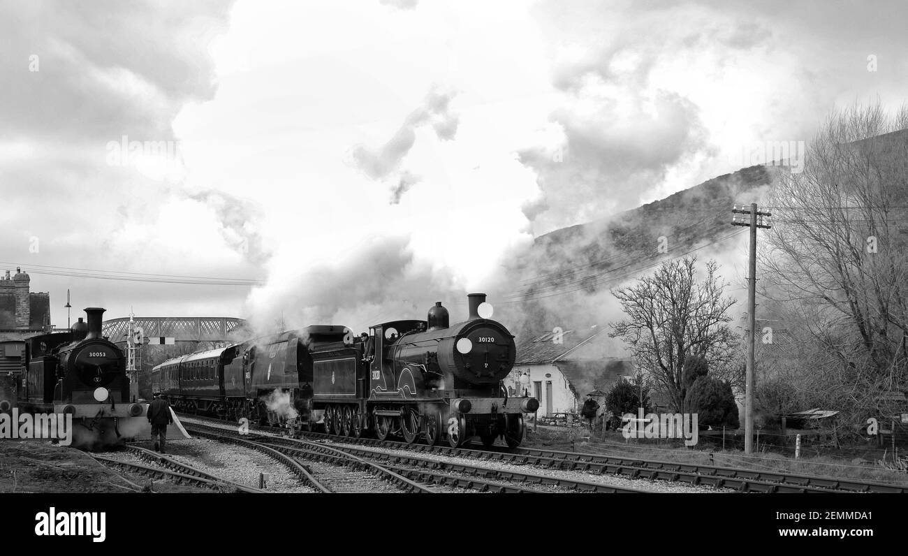 '30053' se trouve dans la cour des marchandises au château de Corfe, en tant que '30120' et 'Manston' double tête à travers la gare. Banque D'Images '30053' se trouve dans la cour des marchandises au château de Corfe, en tant que '30120' et 'Manston' double tête à travers la gare. Banque D'Images