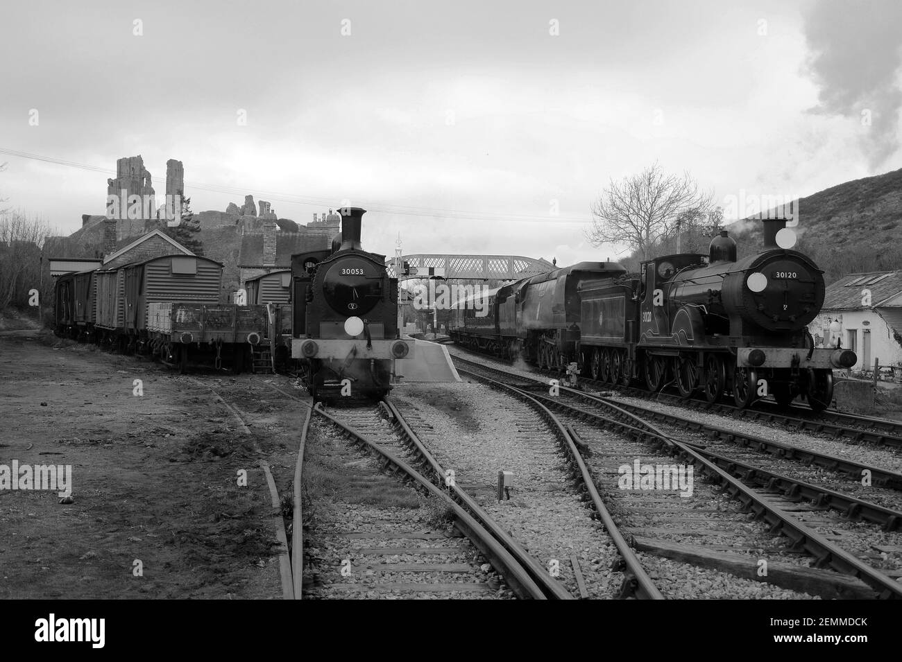'30053' se trouve dans la cour des marchandises au château de Corfe, en tant que '30120' et 'Manston' double tête à travers la gare. Banque D'Images '30053' se trouve dans la cour des marchandises au château de Corfe, en tant que '30120' et 'Manston' double tête à travers la gare. Banque D'Images