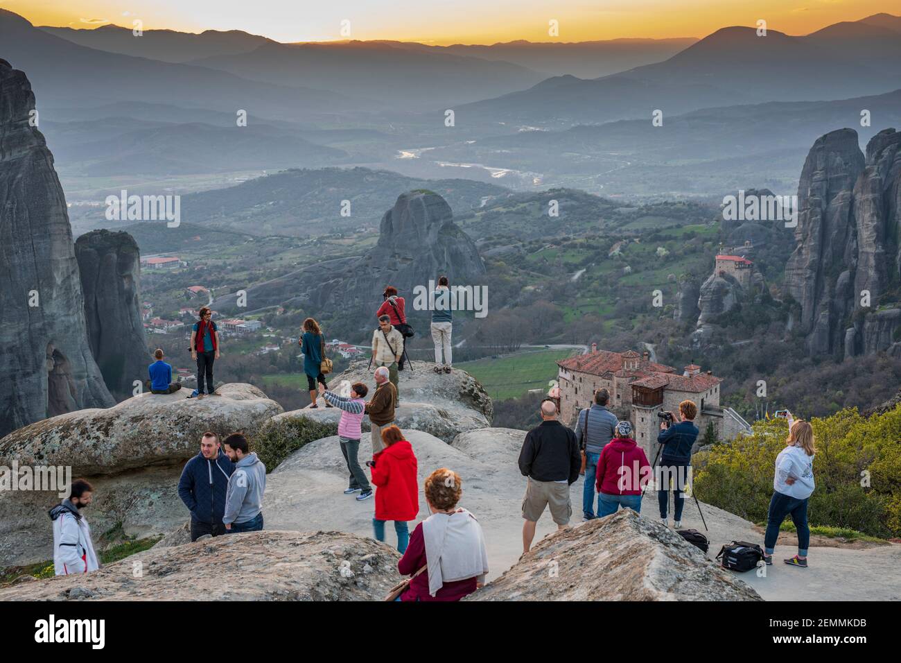 Les gens admirent la vue magnifique sur les monastères de Meteora au coucher du soleil. Banque D'Images