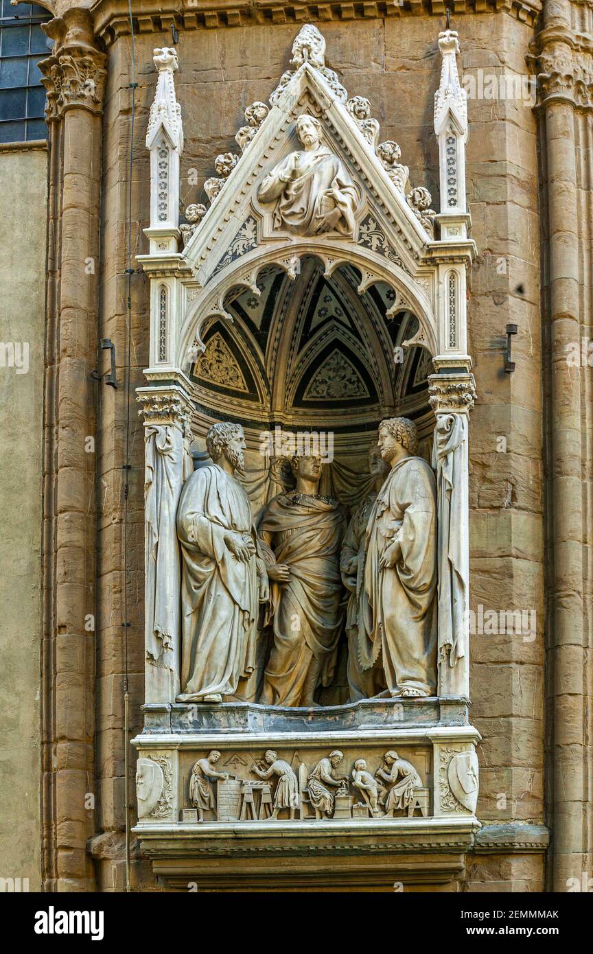 Tabernacle de l'art des maîtres de la pierre et du bois, avec quatre Santi Coronati par Nanni di Banco. Florence, Toscane, Italie, Europe Banque D'Images