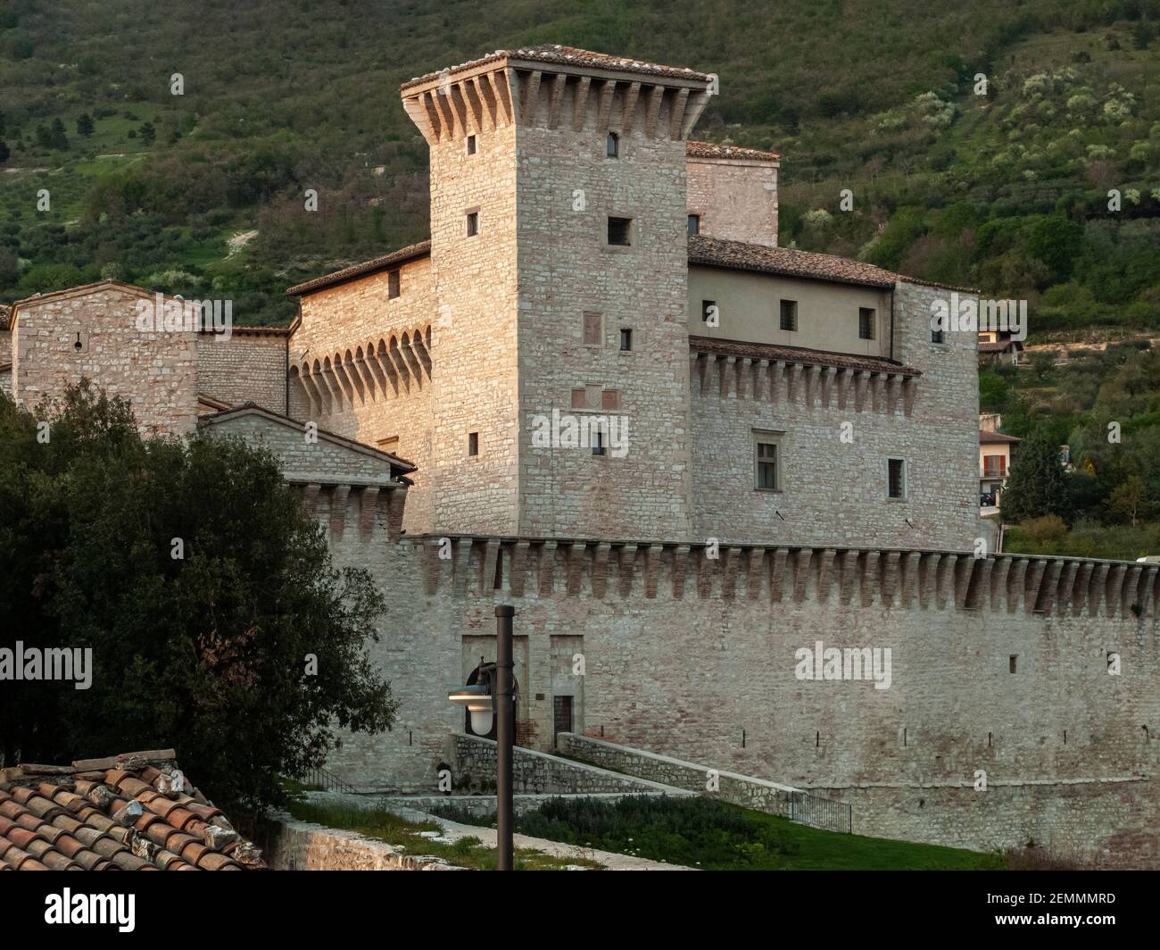 Le Rocca Flea di Gualdo Tadino, anciennement appelé Arx Major Terre Gualdi, se trouve dans la partie supérieure de la ville. Province de Pérouse, Ombrie, Italie, E Banque D'Images