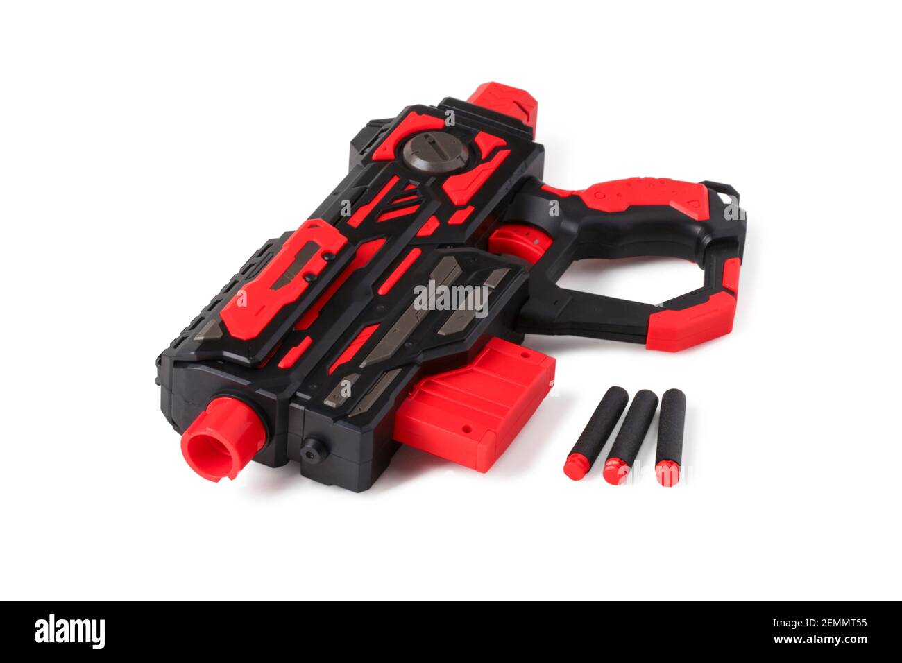 Armes à feu et balles en mousse pour enfants isolées sur fond blanc Banque D'Images