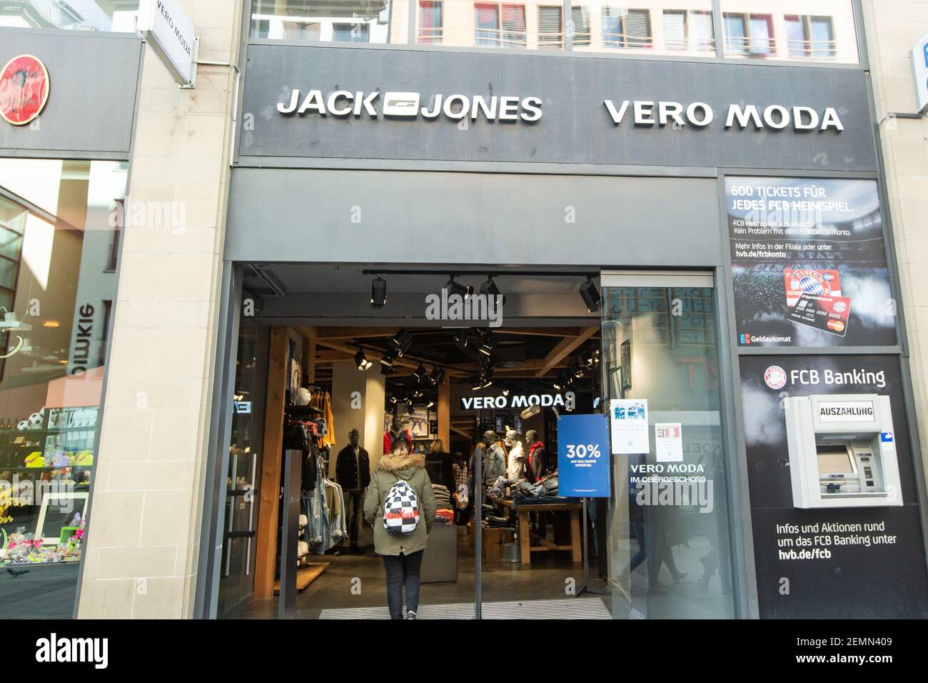 Une boutique de Jack & Jones et Vero Moda est visible dans la zone piétonne  de Munich, en Allemagne, le 18 mars 2019. (Photo par Alexander Pohl/Sipa  USA Photo Stock - Alamy