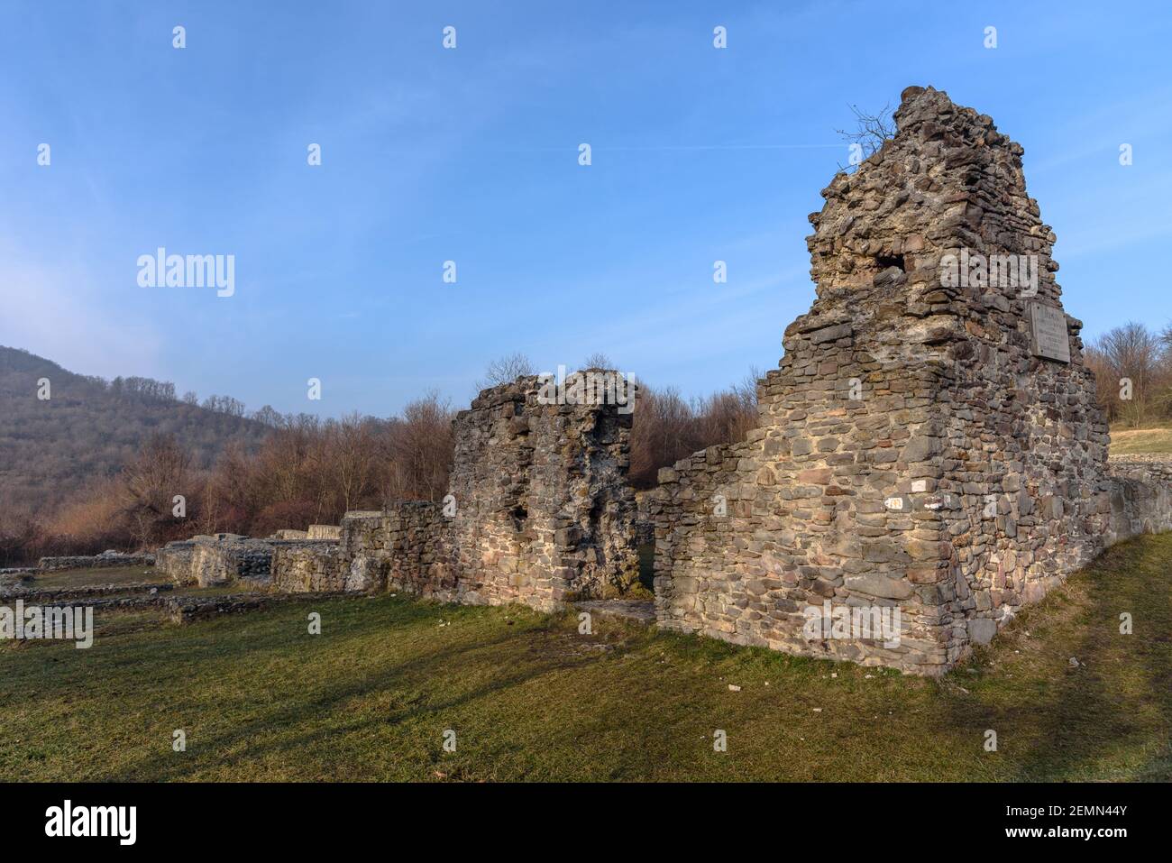 Les ruines du monastère Pauline à Pilisszentlelek sur un jour d'hiver ensoleillé Banque D'Images