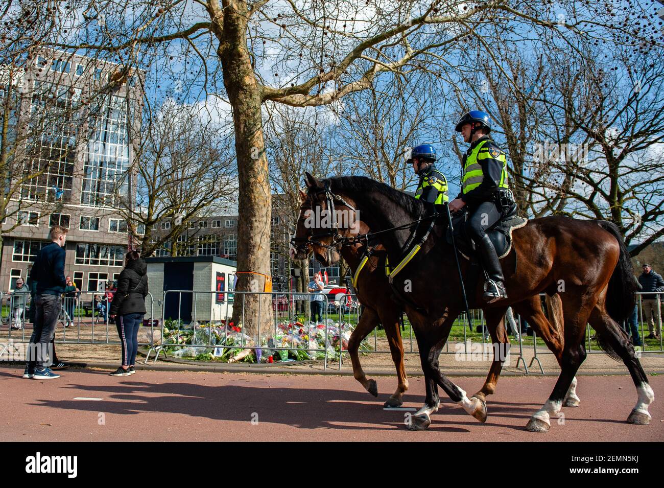 Des policiers hollandais sont vus en passe avec des chevaux autour du site commémoratif. Le lendemain de la mort de trois personnes et de cinq blessés lors d'une fusillade dans un tramway dans la ville néerlandaise d'Utrecht, des centaines de personnes ont placé des fleurs et des lettres de consolation pendant toute la journée, À l'Oktoberplein, l'endroit où le tram s'est arrêté et un homme a commencé à tirer. (Photo par Ana Fernandez / SOPA Images / Sipa USA) Banque D'Images