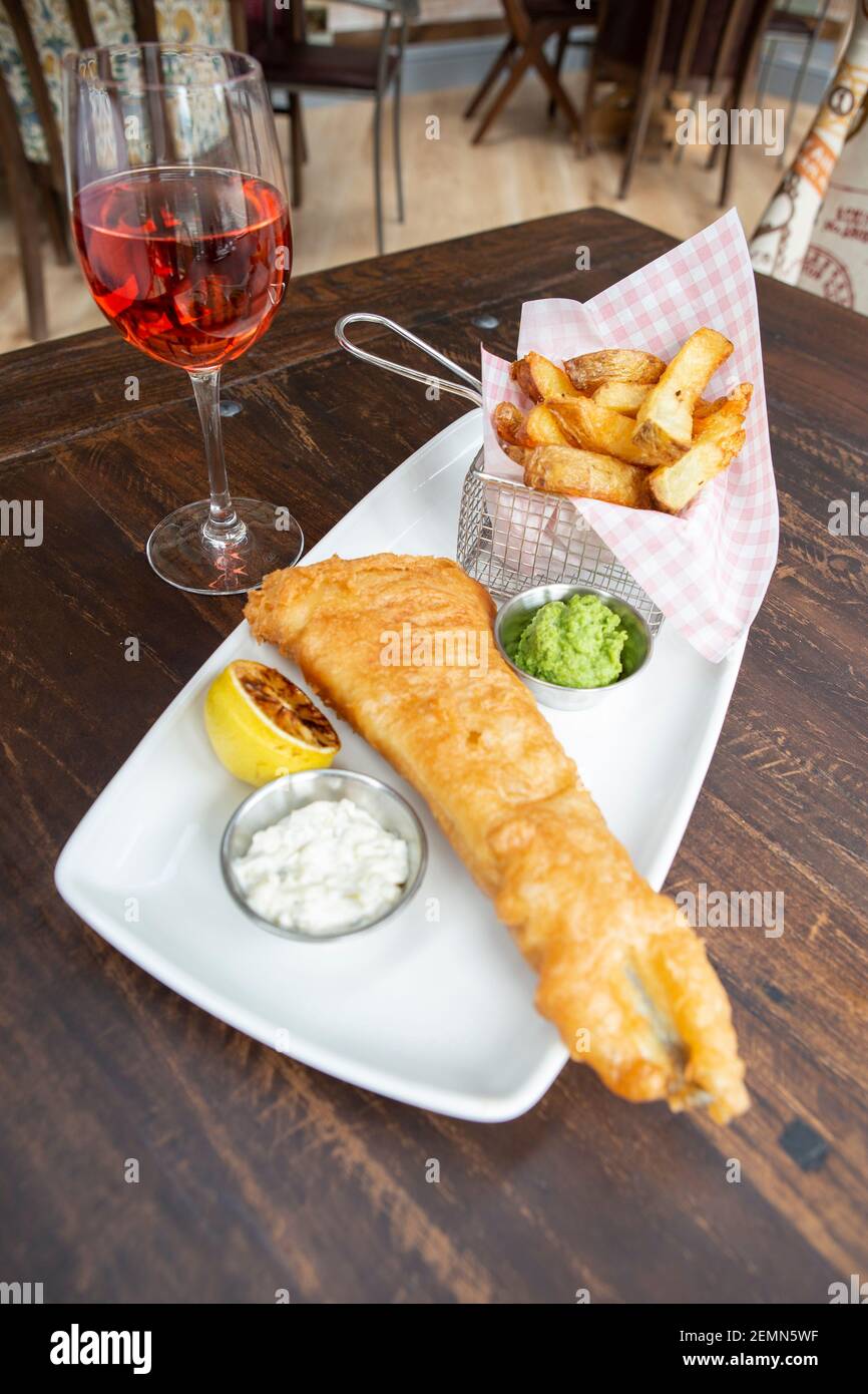 Repas de pub Fish and chips Banque D'Images