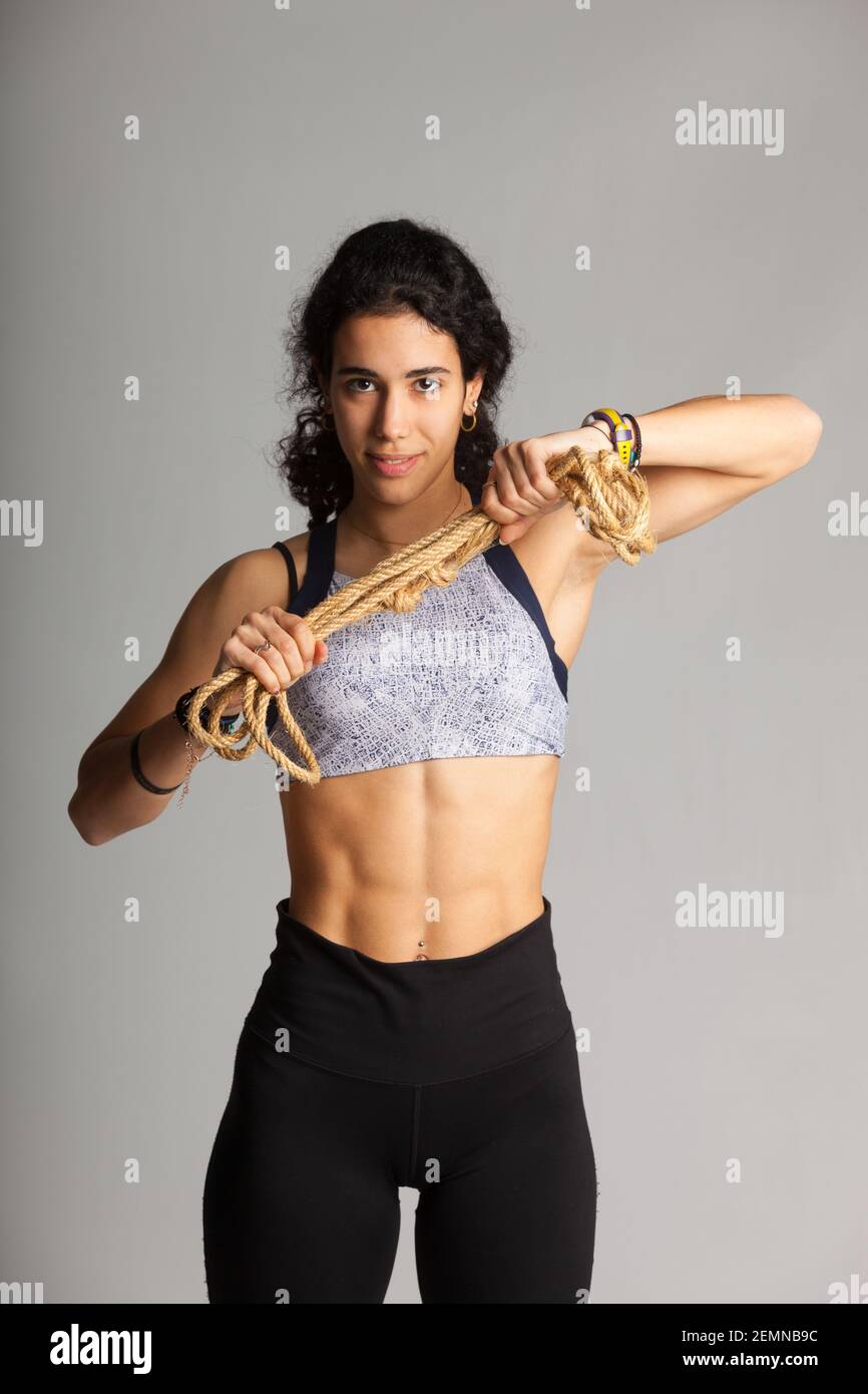 Jeune athlète d'élite préparant des exercices avec une corde. Belle athlète pensant aux exercices qu'elle a à faire avec une corde. Banque D'Images