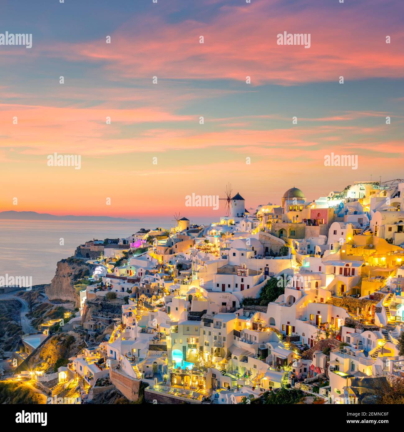 Coucher de soleil vue de nuit du célèbre village grec Oia sur l'île de Santorini en Grèce. Santorini est une destination de voyage emblématique en Grèce, célèbre de ses couchers de soleil Banque D'Images
