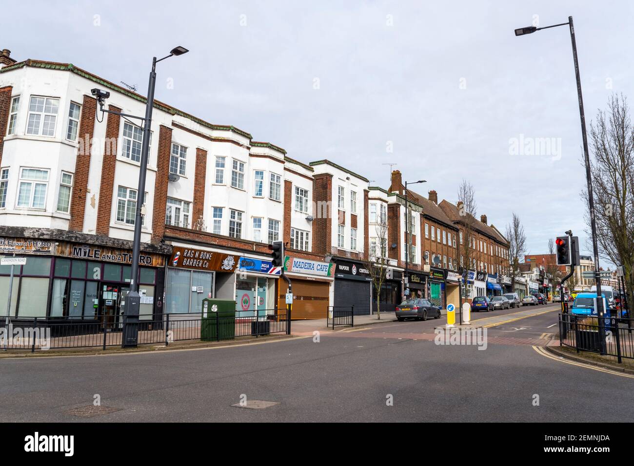Boutiques et architecture de propriété dans Hamlet court Road, Westcliff on Sea, Essex, Royaume-Uni, qui est à l'origine une rue de détail de l'époque édouardienne. Art déco Banque D'Images
