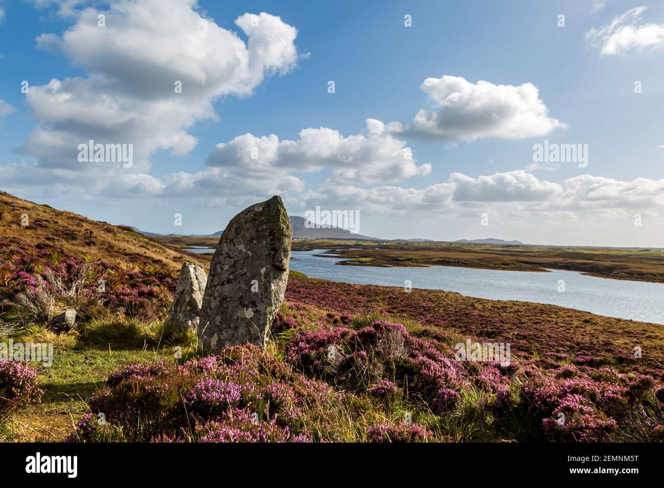 Pobull Fhinn Stone Circle et Heather Covered Hills entourant le Loch Langass, sur l'île Hebridean de North Uist Banque D'Images