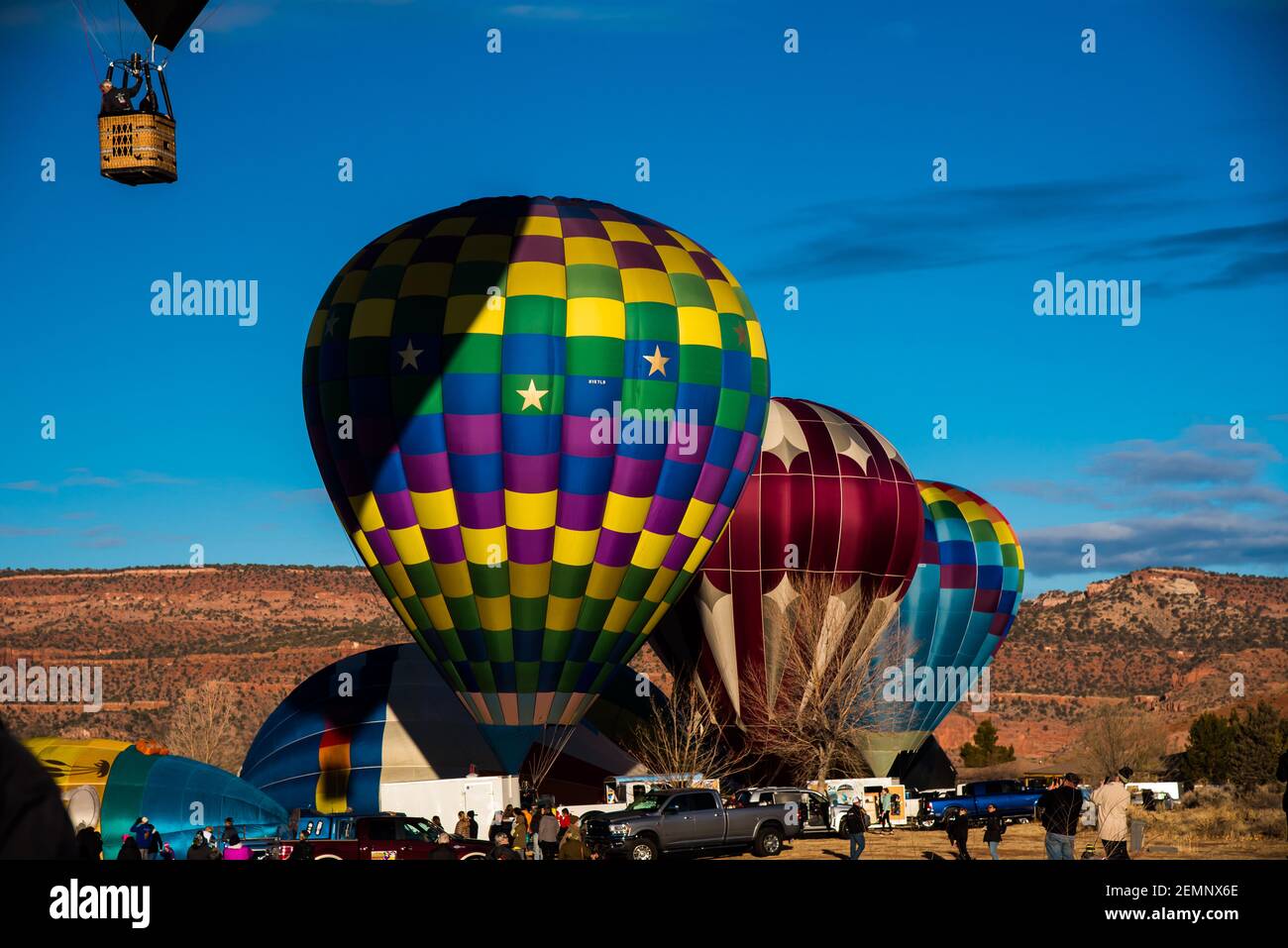 Kanab, Utah, États-Unis - 19 février 2021. Lancement de ballons à air chaud pendant le festival « ballons et mélodies ». 30-40 000 montgolfière viennent ici chaque année en février. Banque D'Images