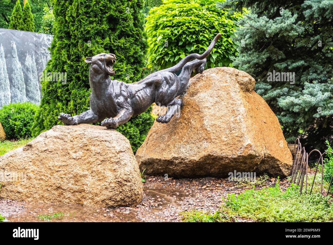 Kharkiv, Ukraine 07.15.2020. sculpture de parc dans l'écopark de Feldman à Kharkiv, Ukraine, un jour d'été Banque D'Images