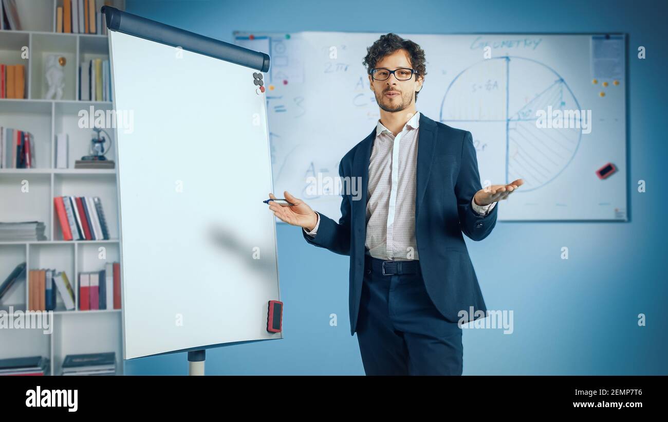 Le coach d'affaires de la direction de l'entreprise explique comment former efficacement votre équipe. Cours en ligne, travail à distance, visioconférence, e-Education, e Banque D'Images