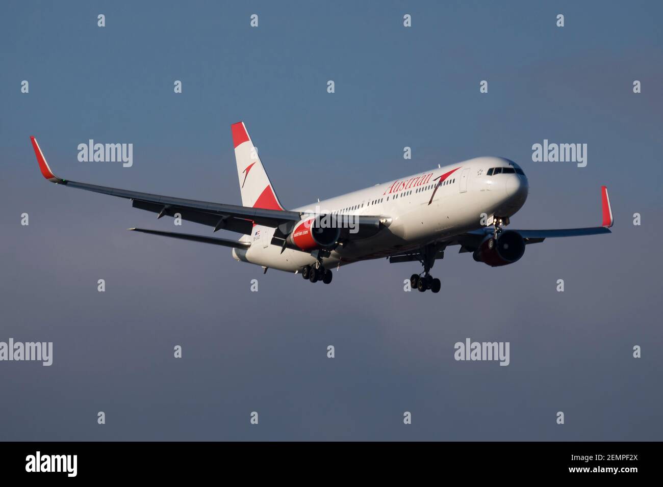 Austrian Airlines Boeing 767-300 OE-LAZ avion passager arrivée et atterrissage À l'aéroport de Vienne Banque D'Images