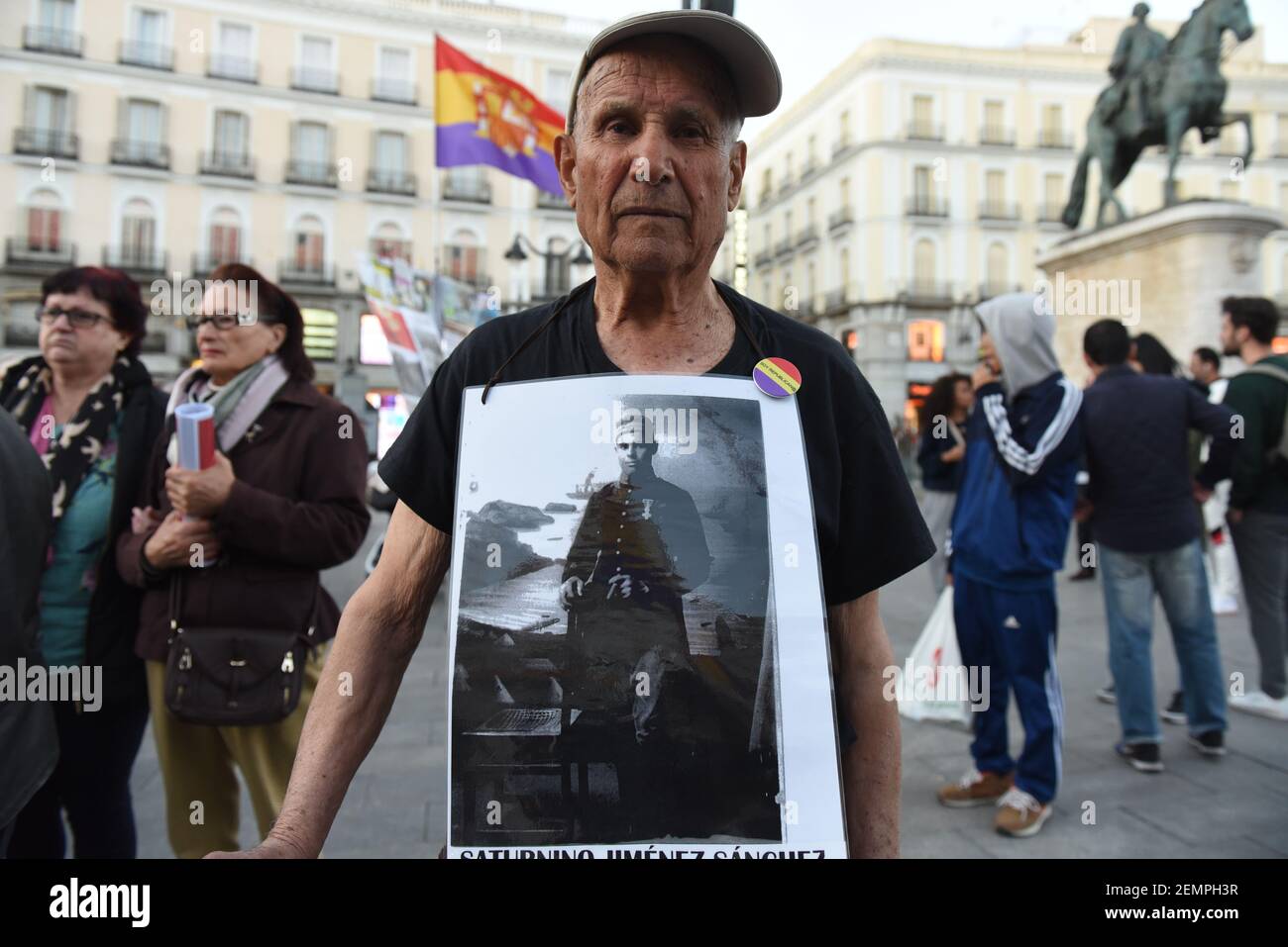 Un manifestant est vu avec une photo de son père qui a disparu pendant la dictature espagnole de Francisco Franco (1936-1975). Il participe à une manifestation contre l'immunité pour les crimes commis pendant la guerre civile espagnole par la dictature de Francisco Franco, et pour demander justice aux victimes et à leurs proches. (Photo de John Milner / SOPA Images / Sipa USA) Banque D'Images