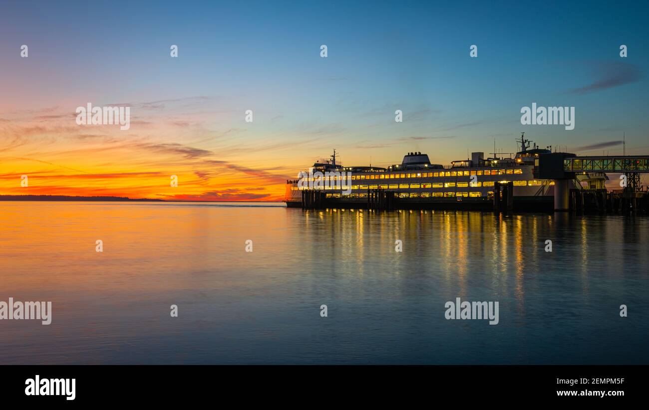 Un ferry se tient sur le quai en attendant une croisière vers le soleil couchant Banque D'Images