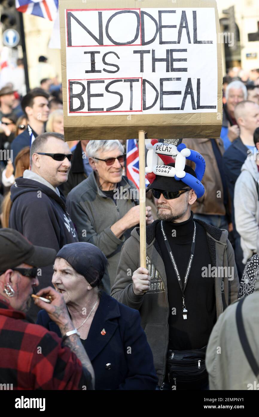 Un manifestant a vu tenir un écriteau qui dit « UN accord non est le meilleur accord » pendant le congé signifie un rassemblement de départ à Londres. Un Leave signifie Leave pro Brexit march a commencé le 16 mars à Sunderland, au Royaume-Uni et s'est terminé par un rassemblement sur la place du Parlement le 29 mars à Londres, le même jour que le Royaume-Uni doit quitter l'Union européenne. Les manifestants pro Brexit se sont rassemblés sur la place du Parlement pour exiger du gouvernement qu'il livre les promesses et qu'il quitte l'Union européenne sans accord. Nigel Farage et Tommy Robinson ont été vus donner des discours à leurs partisans à différentes étapes pendant le pro Brexi Banque D'Images