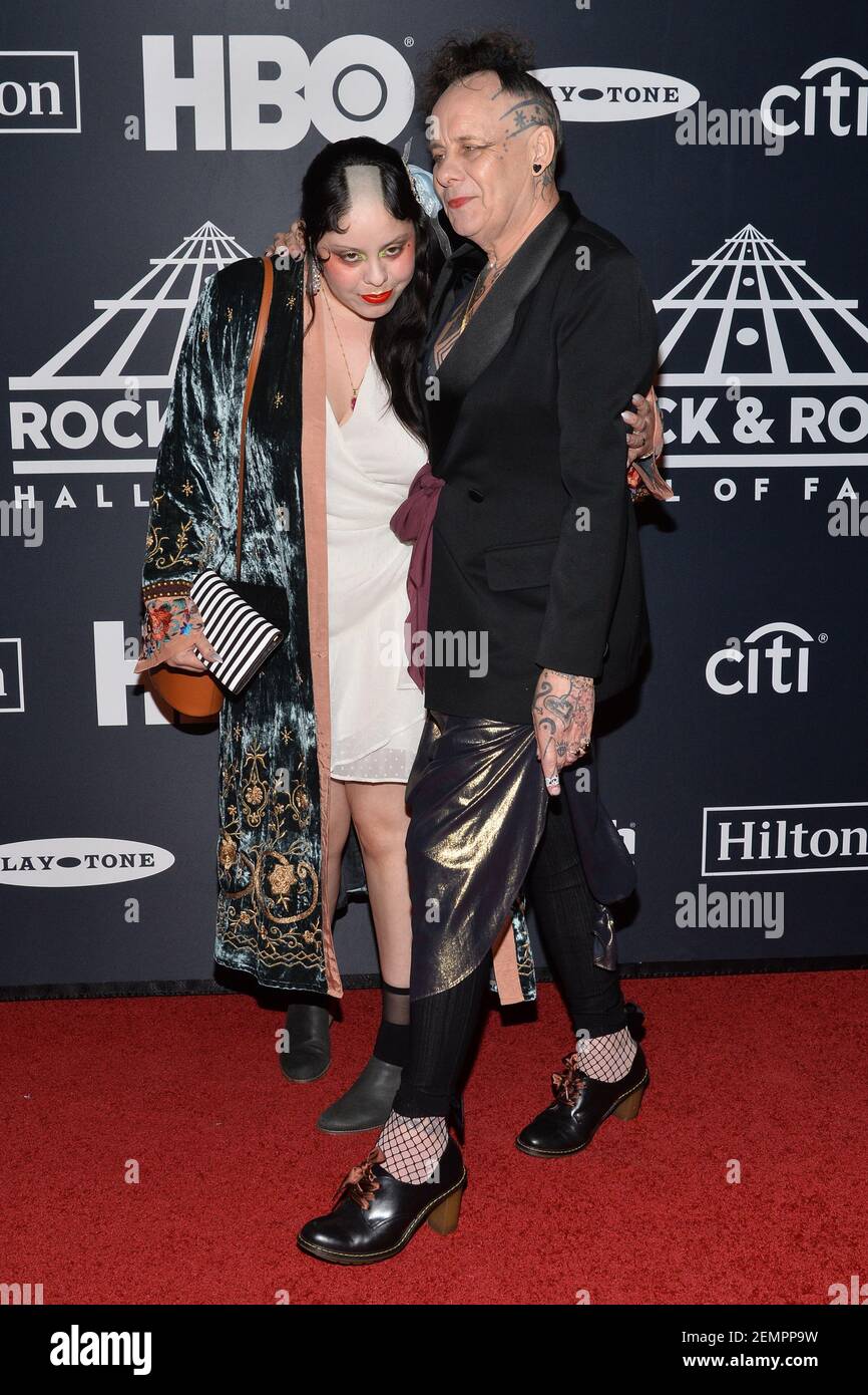 L'intronisé Pearl Thompson (R) de The Cure assiste à la cérémonie d'initiation du Rock & Roll Hall of Fame 2019 au Barclays Center, dans le quartier de New York City à Brooklyn, NY, le 29 mars 2019. (Photo par Anthony Behar/Sipa USA) Banque D'Images