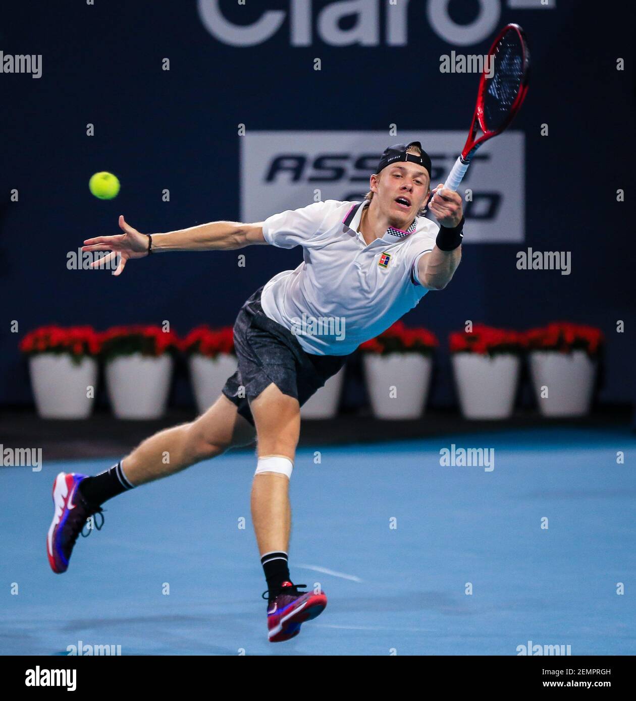 29 mars 2019 : Denis Shapovalov, du Canada, en action contre Roger Federer,  de Suisse, lors d'un match semi-fin de l'Open de Miami 2019 présenté par le  tournoi de tennis professionnel Itau,
