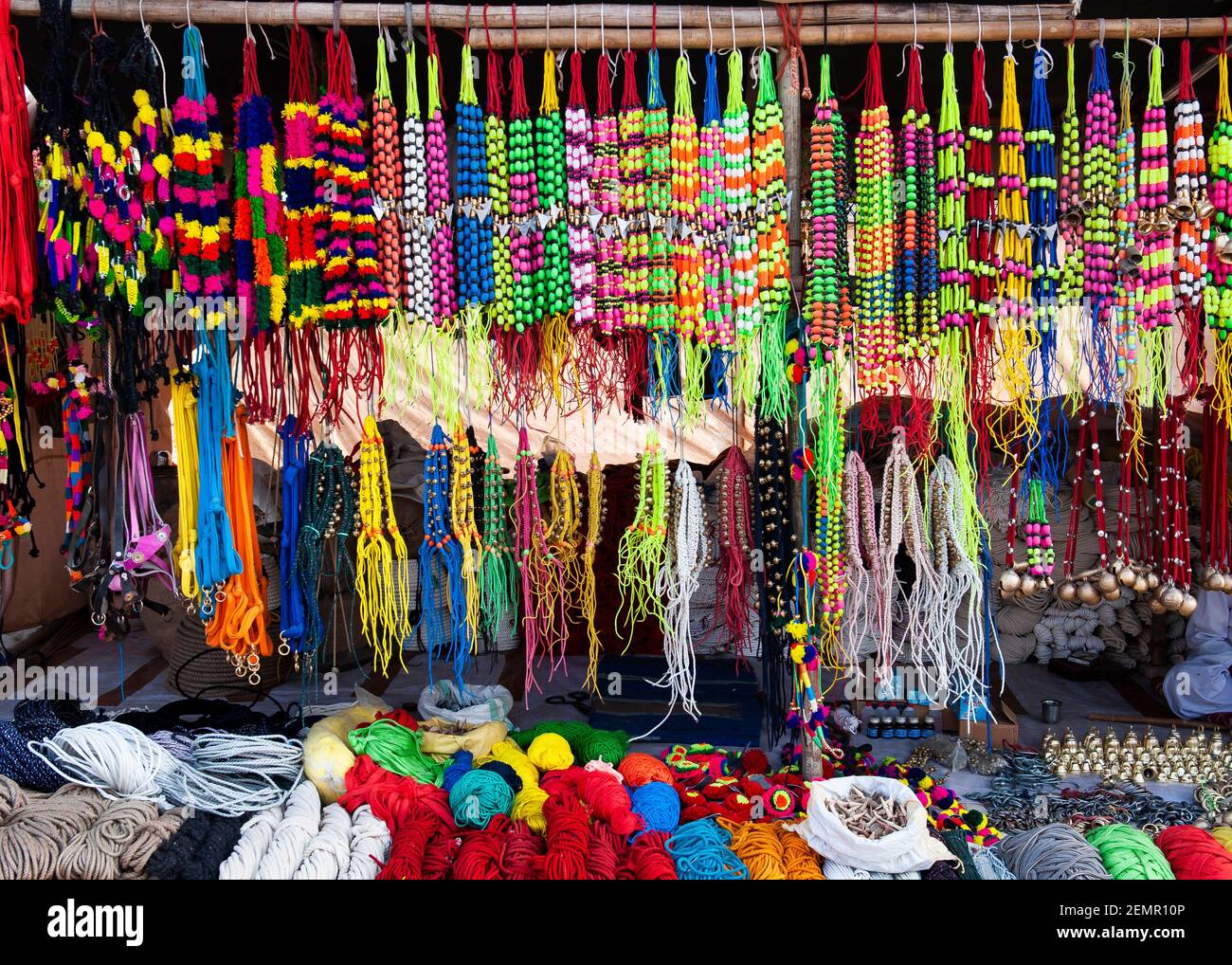 Cordes, cravates, harnais pour chameaux et chevaux exposés dans un stand de rue au festival Pushkar Camel, Pushkar, Inde Banque D'Images
