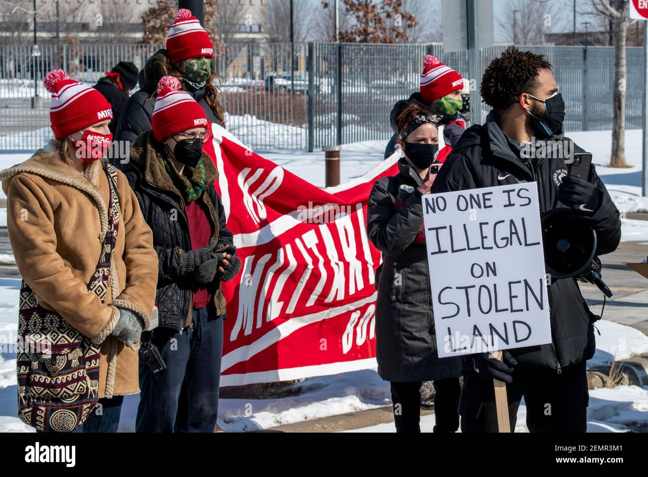 St. Paul, Minnesota. Bâtiment fédéral. Rassemblement pour exiger la fin immédiate de la guerre contre les immigrants. Banque D'Images