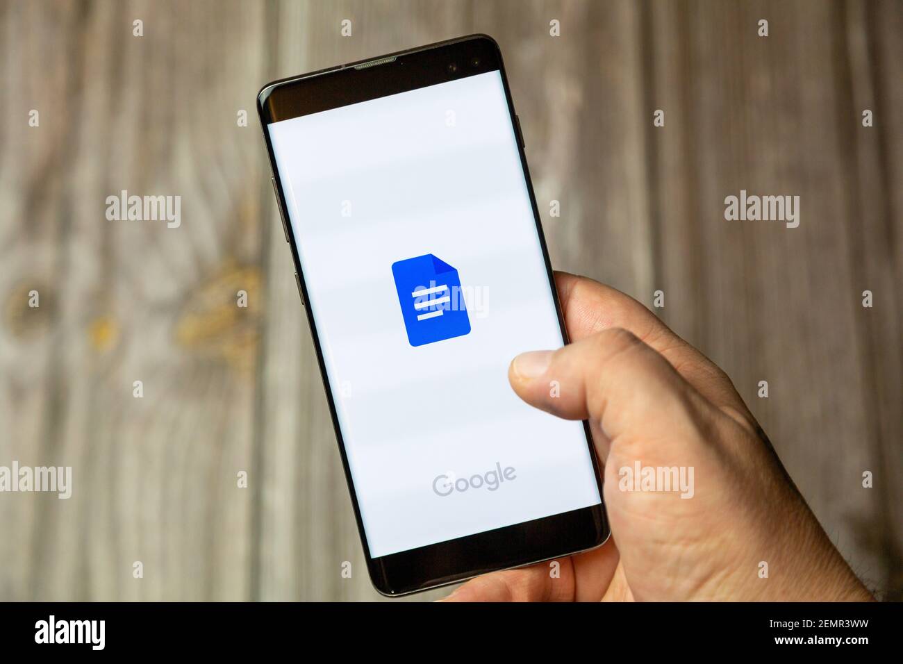 Un téléphone mobile ou mobile détenu par un Main avec l'application Google docs ouverte à l'écran Banque D'Images