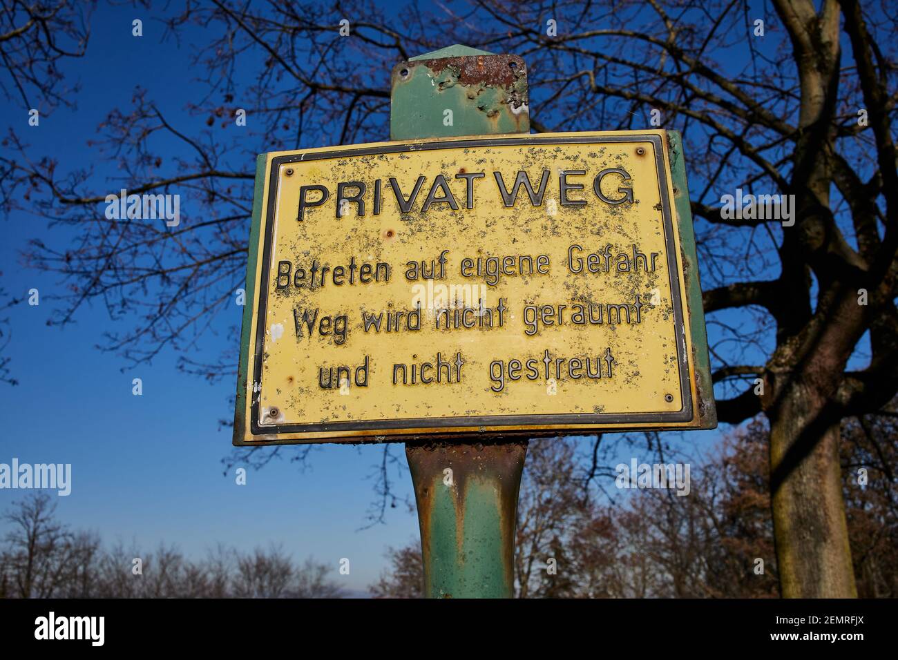 Le signe allemand, la traduction en anglais: Chemin privé - entrez à vos risques et périls, chemin n'est pas dégagé et pas grimé Banque D'Images
