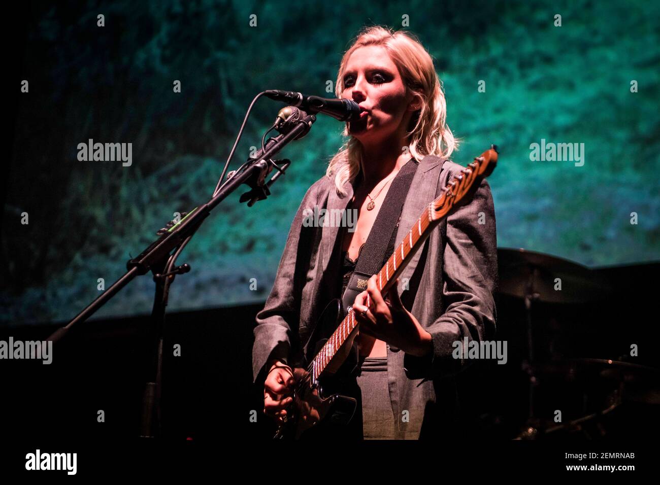 Ellie Rowsell de Wolf Alice se produit en direct aux Q Awards 2018 au Roundhouse, Camden, Londres. Date de la photo: Mercredi 17 octobre 2018. Le crédit photo devrait se lire: David Jensen Banque D'Images