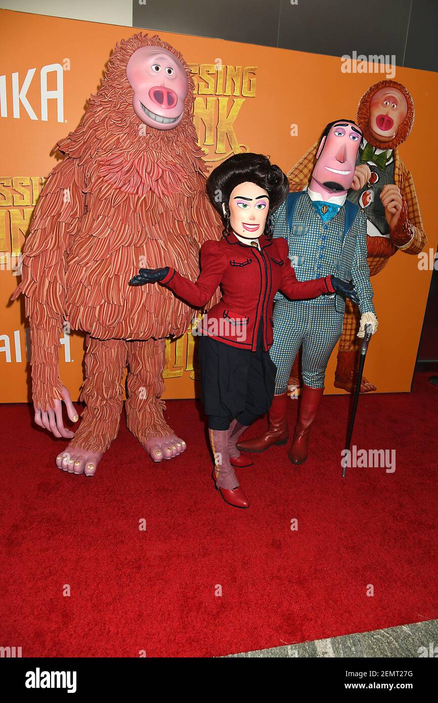 M. Link, Adelina Fortnigiht et Sir Lionel Frost assistent à la première de « Missing Link » à New York le 7 avril 2019 au Regal Cinemas Battery Park 11 à New York, New York, États-Unis. Robin Platzer/ Twin Images/ SIPA USA Banque D'Images