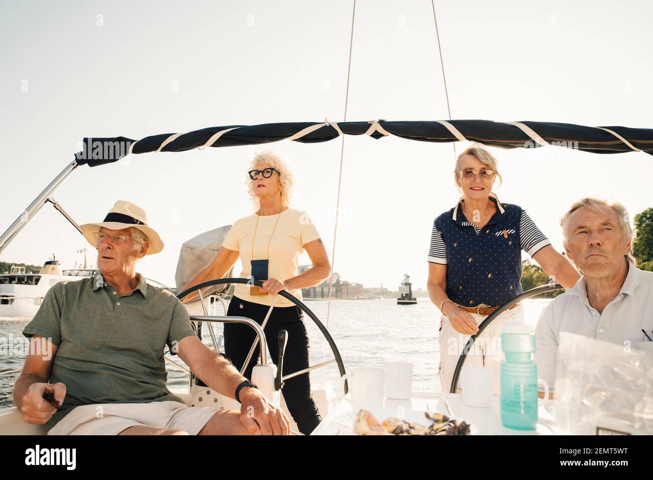 Heureux couples seniors naviguant en bateau le jour ensoleillé Banque D'Images