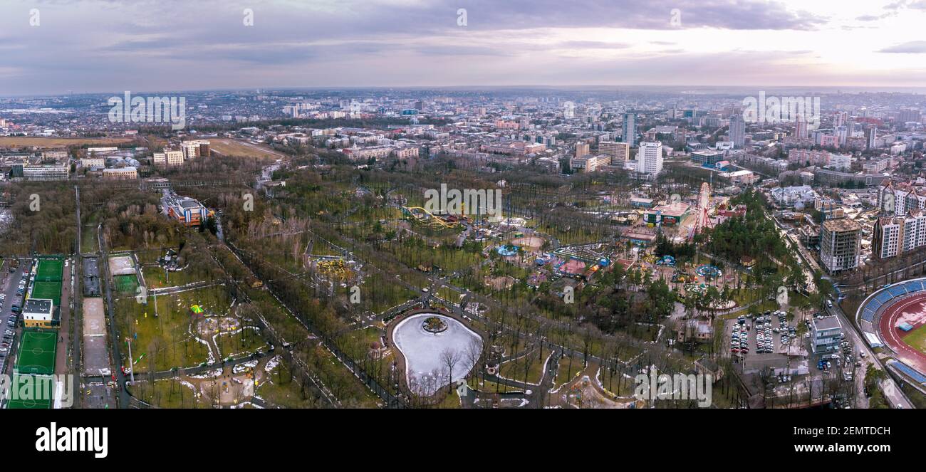 Journée aérienne d'hiver sans vue sur la neige dans le centre-ville de Kharkiv Parc de Maxim Gorky. Attractions espace de loisirs avec lac et greens Banque D'Images