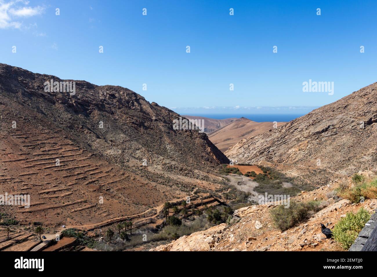 Belle vue de Fuerteventura, îles Canaries, Espagne. Fuerteventura est une île venteuse et le paysage ici est beau, intéressant et unique. Banque D'Images