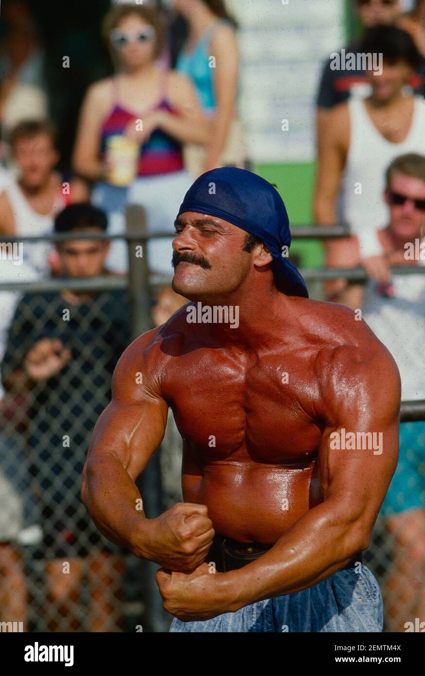 L'haltérophilie montre ses muscles à la plage de Venice en californie années 1980 Banque D'Images