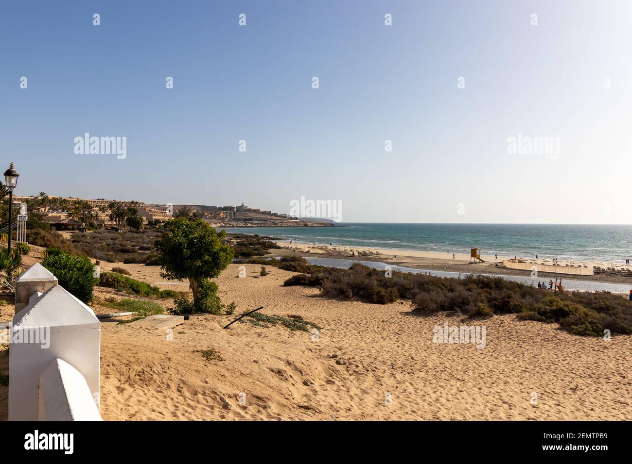 Vue sur l'océan sur la plage de Costa Calma. Belle vue sur la mer, les vagues, les falaises, la plage et la ville de Playa de Costa Calma - îles Canaries Fuerteventura Banque D'Images