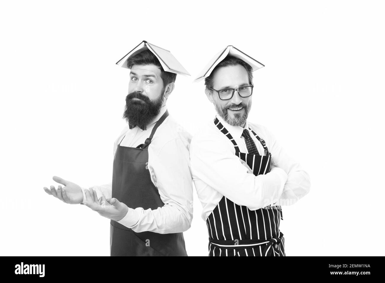 planification du menu. bonne équipe de chefs en tablier. hommes barbus avec livre de recettes. restauration. salon. ouverture du café et du restaurant. cuisine des hommes. Ingrédients culinaires. Vous êtes ce que vous mangez. Banque D'Images