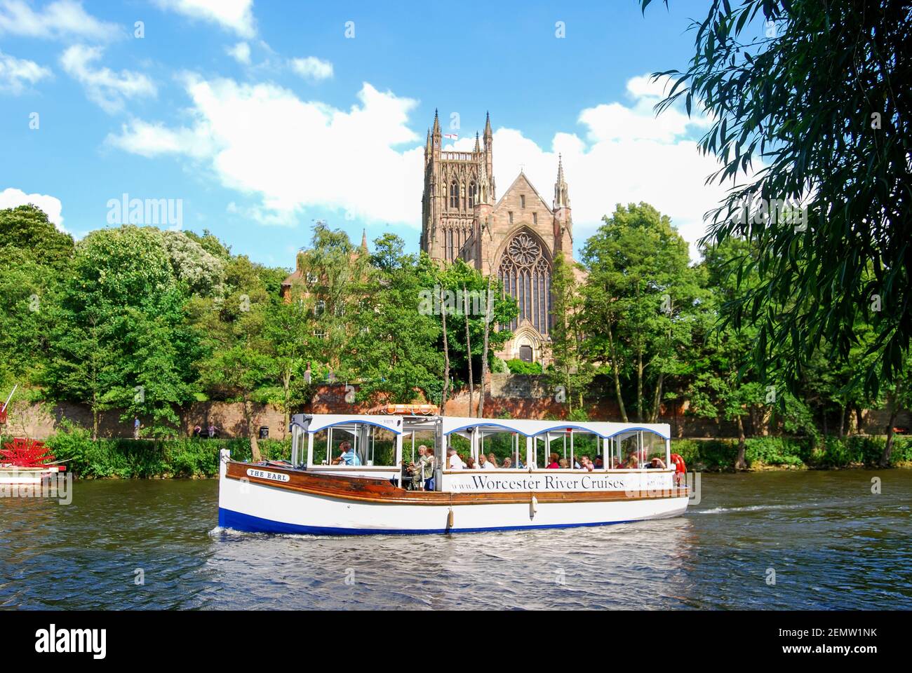 Cathédrale de Worcester et bateau de croisière sur la rivière Severn, Worcester, Worcestershire, Angleterre, Royaume-Uni Banque D'Images