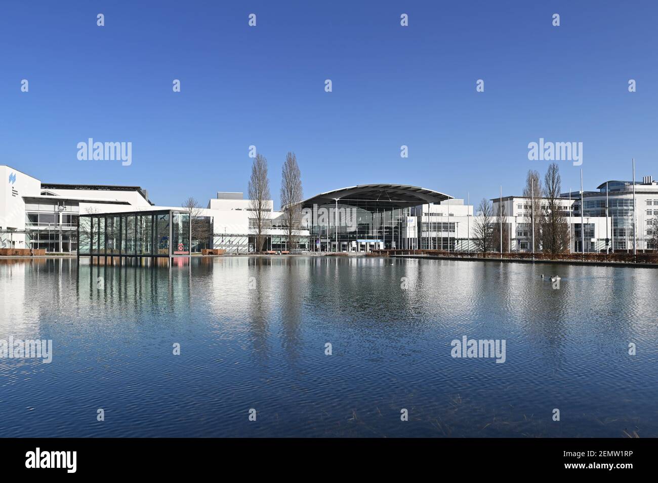 Munich, Allemagne. 25 février 2021. Neue Messe Muenchen dans le quartier de Messestadt Riem, entrée ouest avec Messesee. | utilisation dans le monde crédit: dpa/Alay Live News Banque D'Images