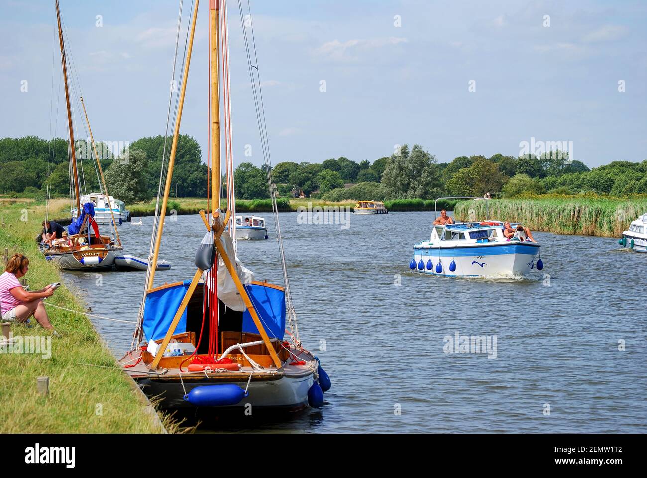 Boats on River Bure à Acle Pont, Norfolk Broads, Norfolk, Angleterre, Royaume-Uni Banque D'Images