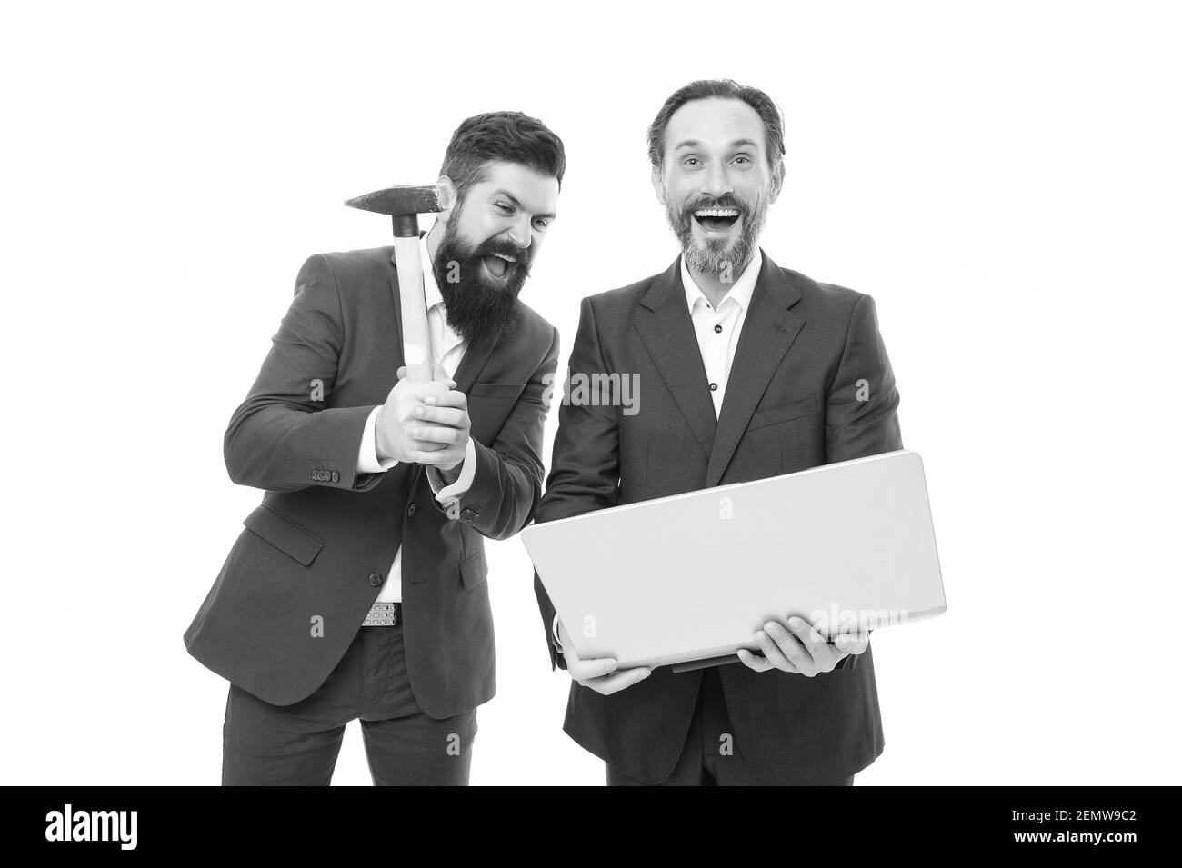Il vous suffit parfois de laisser la vapeur s'éteindre. Des responsables fous ont frappé l'ordinateur portable avec un marteau. Des hommes d'affaires brutaux avec un look fou. Hommes barbus d'humeur folle. Une idée folle. Souffrir du stress. Banque D'Images