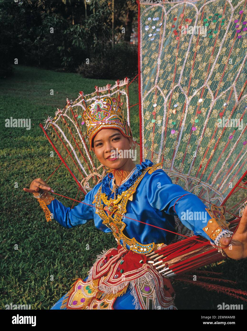 Thaïlande. Jeune femme. Danse traditionnelle King-Ka-la danseuse. Très grand oiseau. Banque D'Images