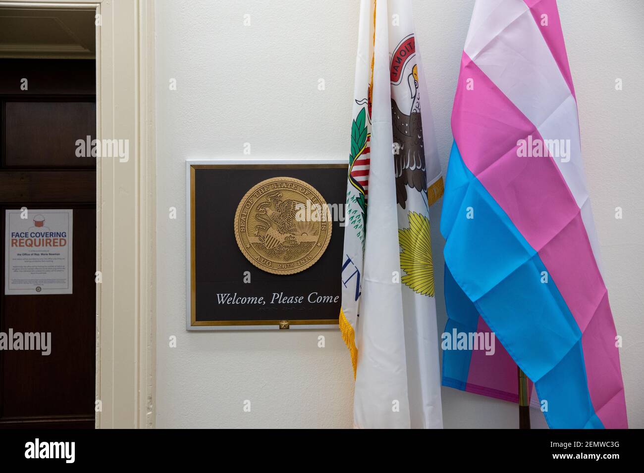 Washington, États-Unis. 25 février 2021. Un drapeau transgenre devant le bureau de la Représentante démocrate de l'Illinois Marie Newman, dont la fille est transgenre, au Capitole des États-Unis à Washington, DC, Etats-Unis le jeudi 25 février 2021. (Photo par Amanda Andrade-Rhoades/Sipa USA) crédit: SIPA USA/Alay Live News Banque D'Images