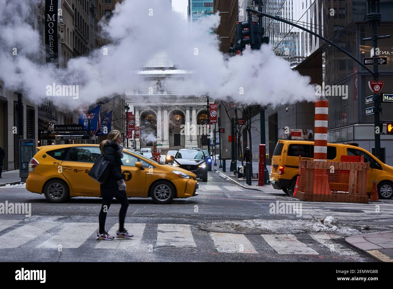 Des tuyaux de vapeur haute pression fuient au coin de Madison Avenue et 41e rue à Manhattan Banque D'Images