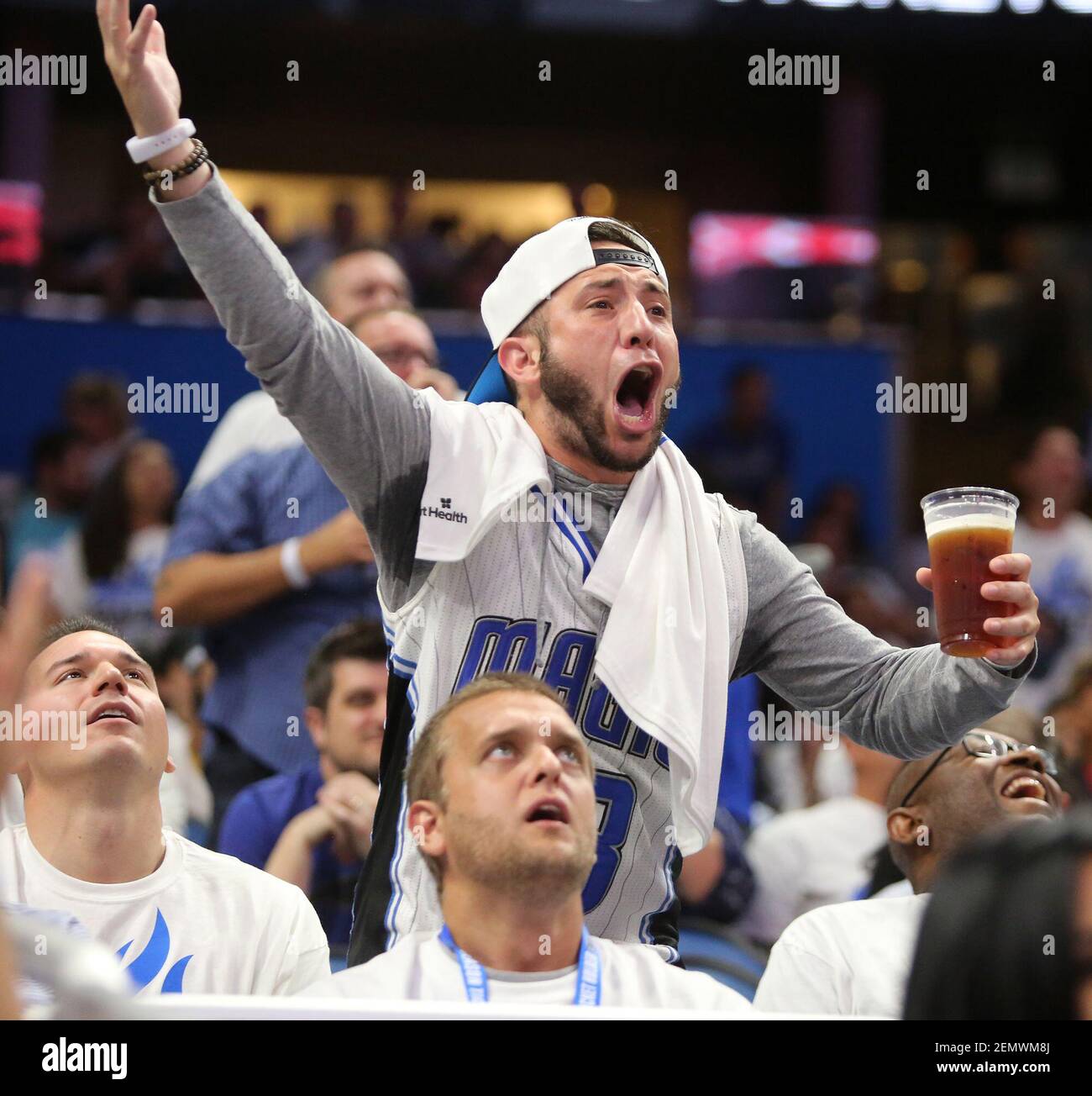 Un fan réagit à un appel contre la magie d'Orlando dans le jeu 3 de la NBA Playoff première partie au Amway Center le vendredi 19 avril 2019. (Photo de Joe Burbank/Orlando Sentinel/TNS/Sipa USA) Banque D'Images