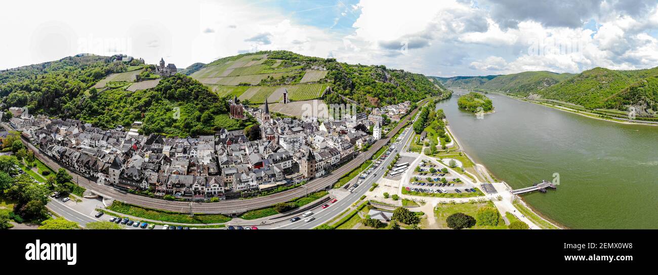 Bacharach am Rhein. Petite ville sur le Rhin supérieur moyen (Mittelrhein). Magnifique panorama aérien 180 vue carte postale. Rhénanie-Palatinat (Rhei Banque D'Images