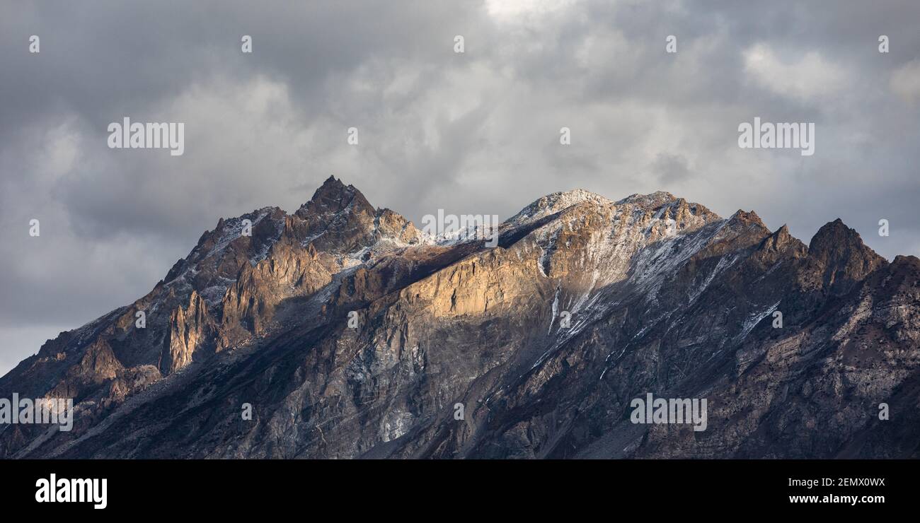 Chaîne de montagnes ciel nuageux panorama Banque D'Images